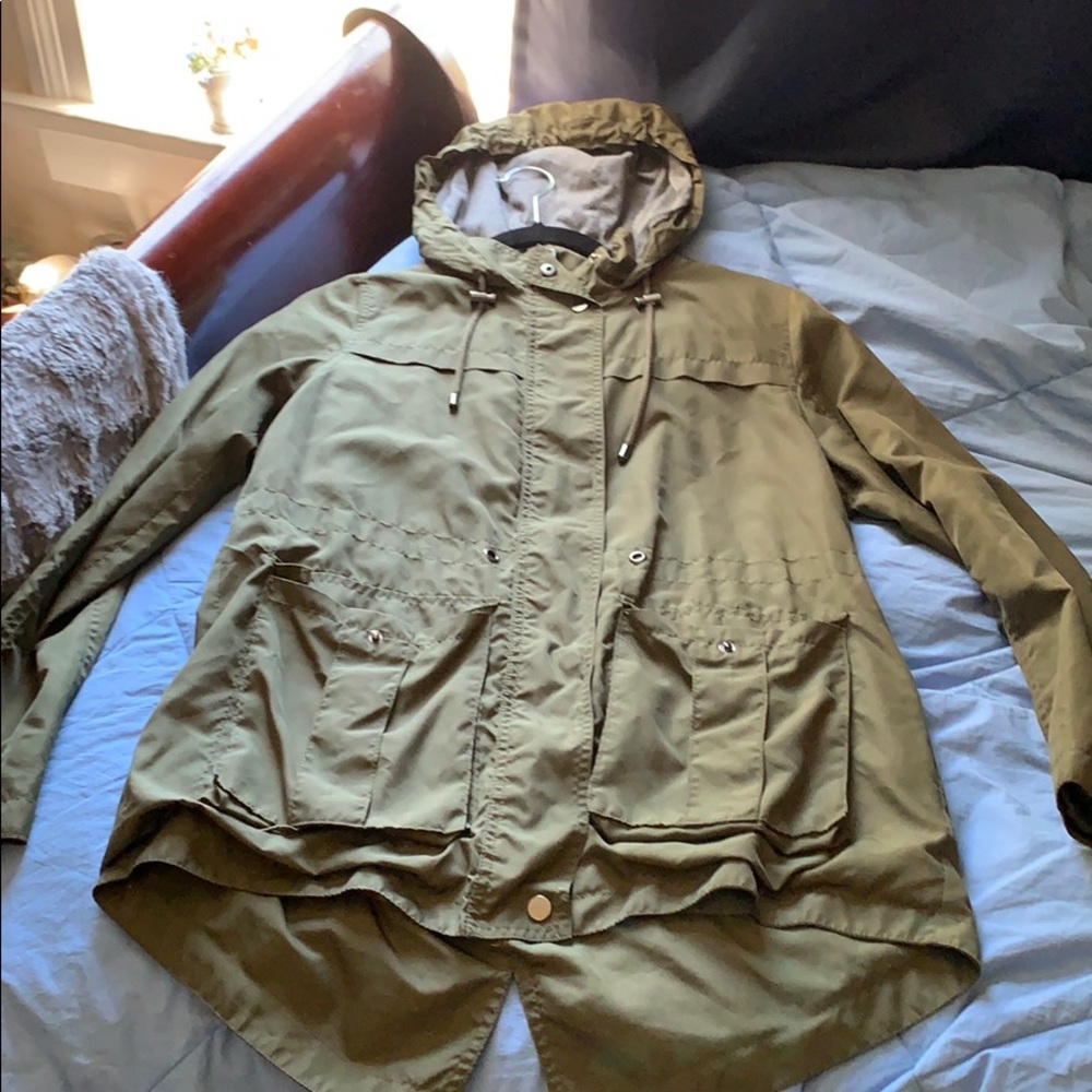 Green rain jacket, stylish, can be worn anywhere